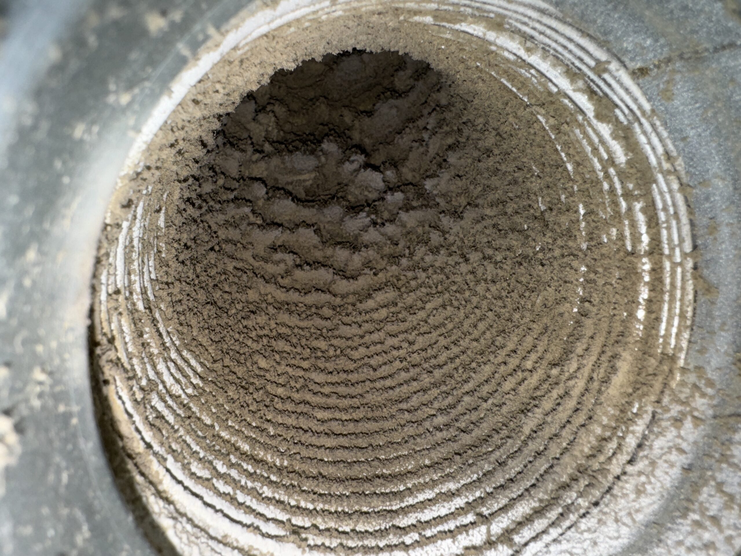 Nærbillede af beskidt ventilationsrør med behov for ventilationsrens i Kolding