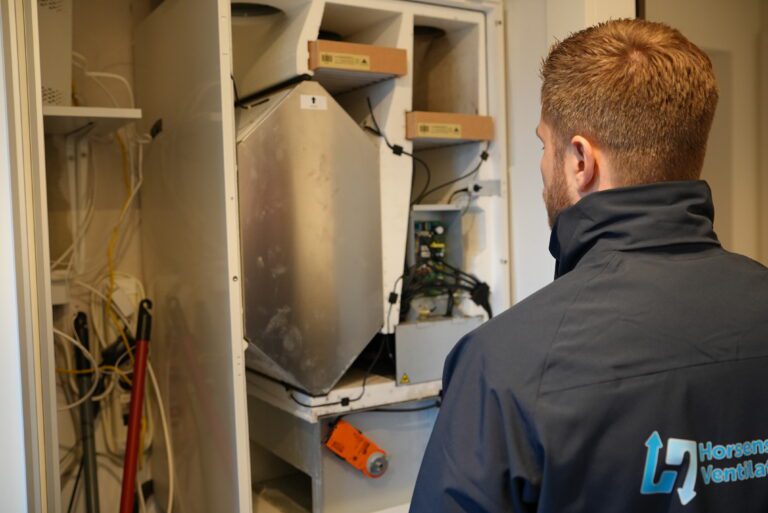 Professionel tekniker i gang med at rense ventilationsanlæg i en bolig i Herning der også skal have nye filtre