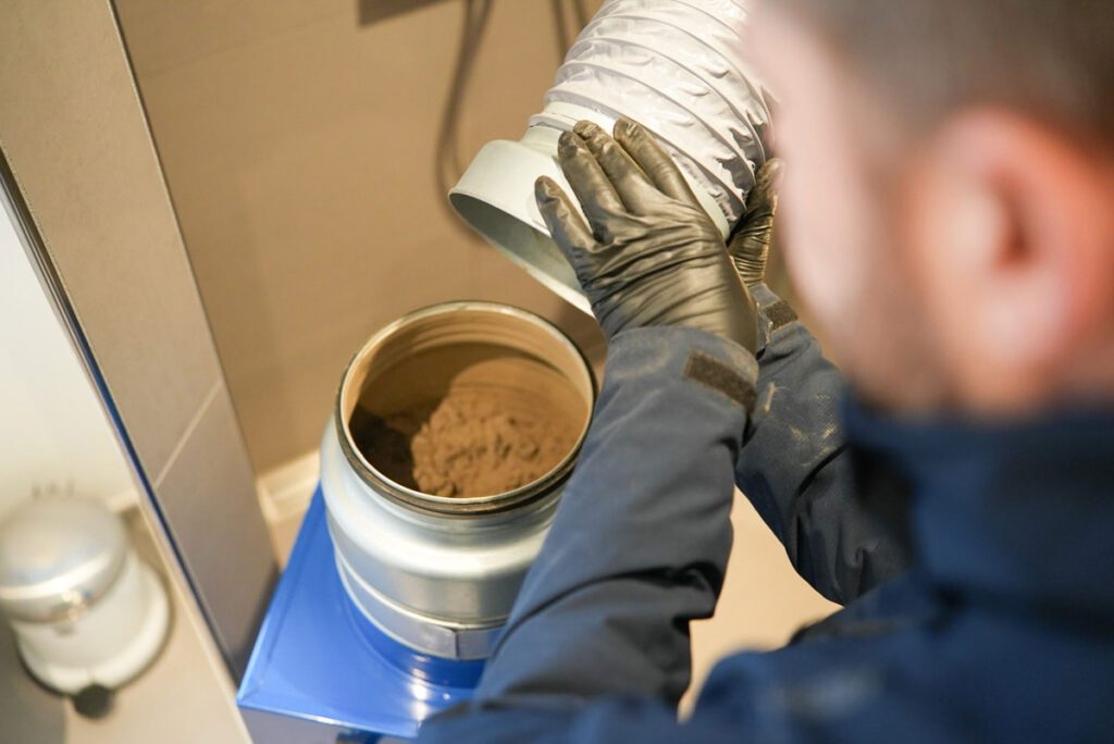 Ventilationsrensning med professionelt udstyr hvor alt skidt suges ud i en helt lukket opsamler