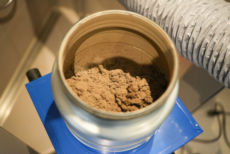 En ventilationsrens med professionelt udstyr opsamler store mængder støv og skidt i tæt beholder, så det kan komme ud af boligen