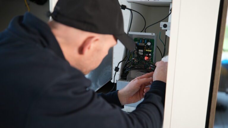 Professionel tekniker i gang med ventilationsrens og service på ventilationsanlæg i Odense