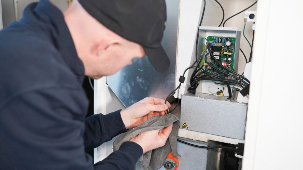 Medarbejder fra Jysk Ventilationsservice renser ventilationsanlæg og rengør sensorerne, så anlægget fungerer optimalt