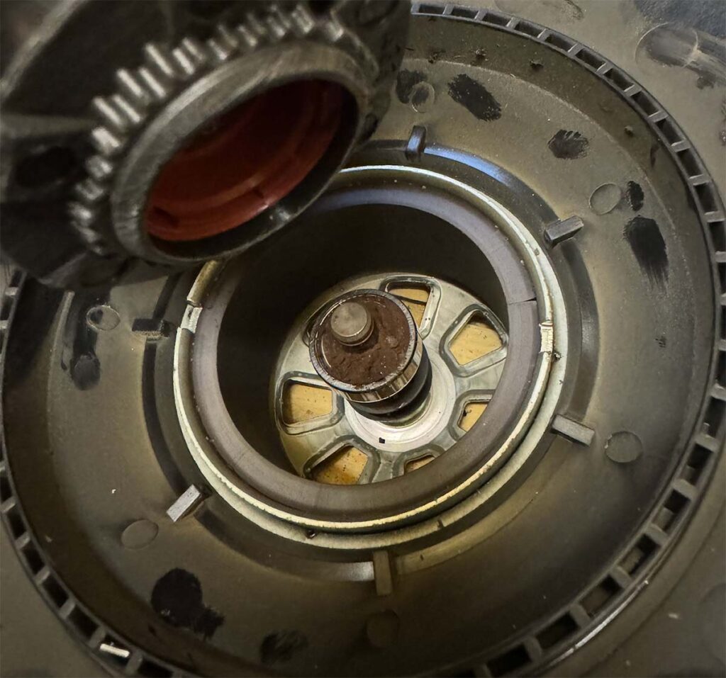 Foto af indmad i ventilation under udskiftning af motorlejer i Nilan Ventilationsanlæg