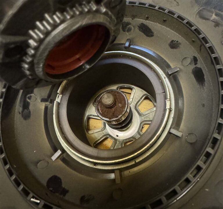 Foto af indmad i ventilation under udskiftning af motorlejer i Nilan Ventilationsanlæg