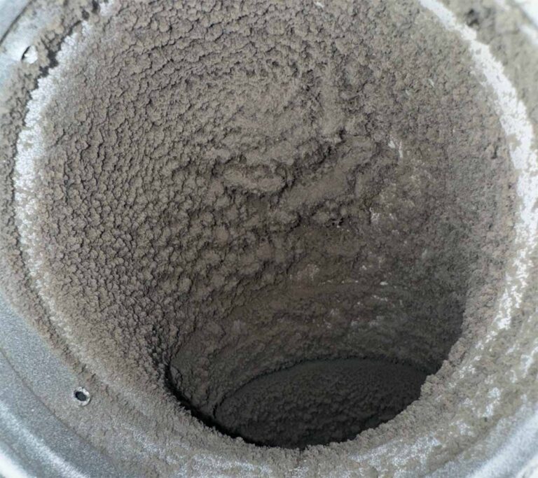 Nærbillede af beskidt ventilationsrør som skal have ventilationsrens i Fredericia med efterfølgende skift af filtre