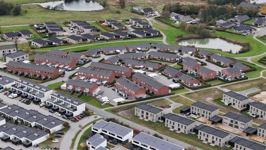 Dronefoto af boliger i Randers med ventilationsanlæg der skal serviceres professionelt